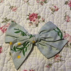 Wunderkin pinwheel flocked blue bow